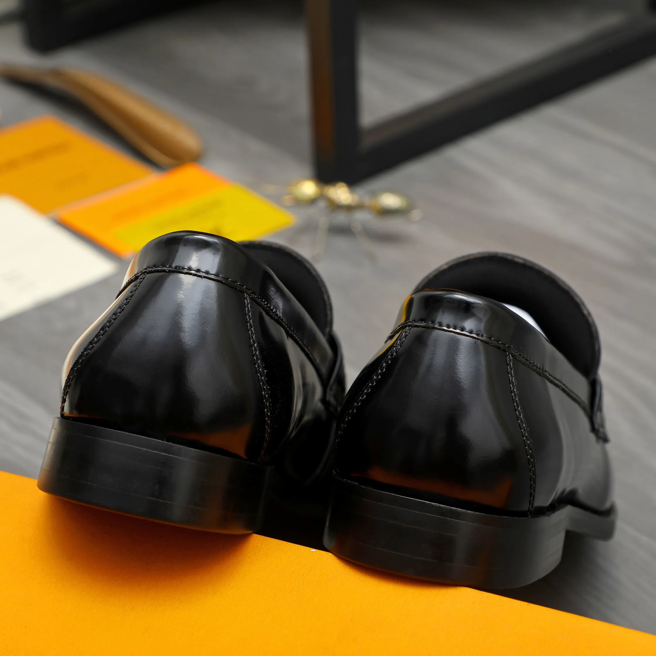 Men's shoes 💰p460 Product trademark: LV (Louis Vuitton) business slip-on leather shoes. Regular size: 38-45 (45 is custom-made and non-returnable) Product materials: Selected high-quality pearlescent cowhide upper, cowhide lining, original rubber outsole